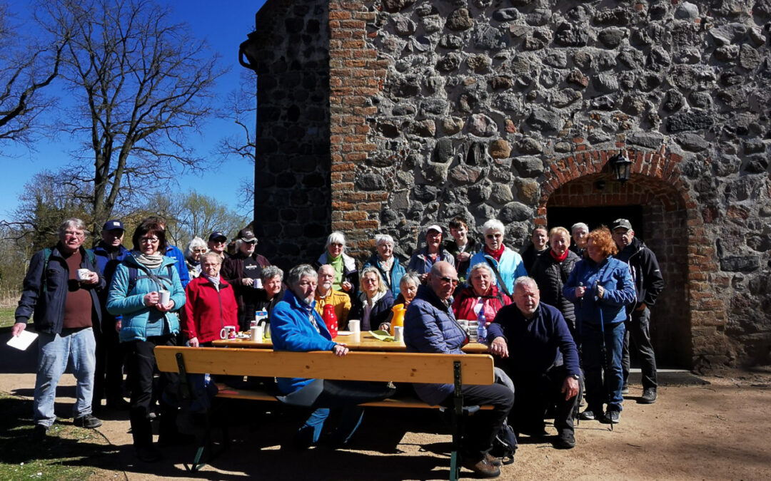 Gruppenbild vor der Kirche in Radensleben