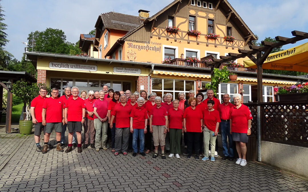 Wanderinnen und Wanderer vor dem Margaretenhof